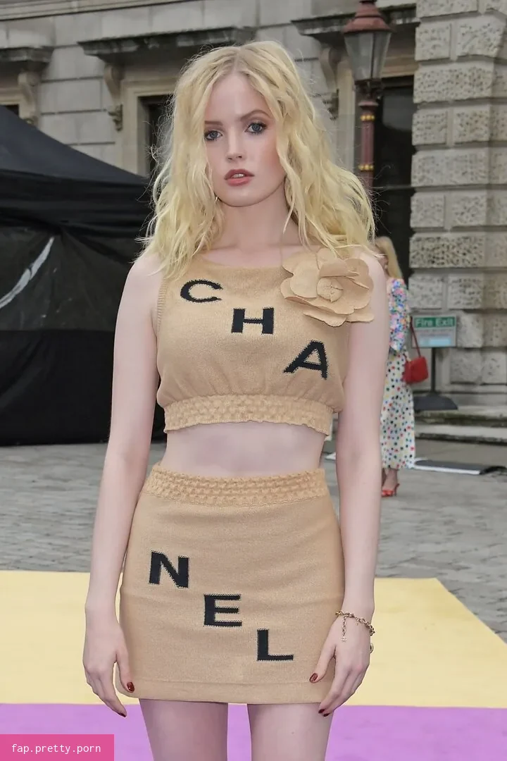 Ellie Bamber - Photo #03