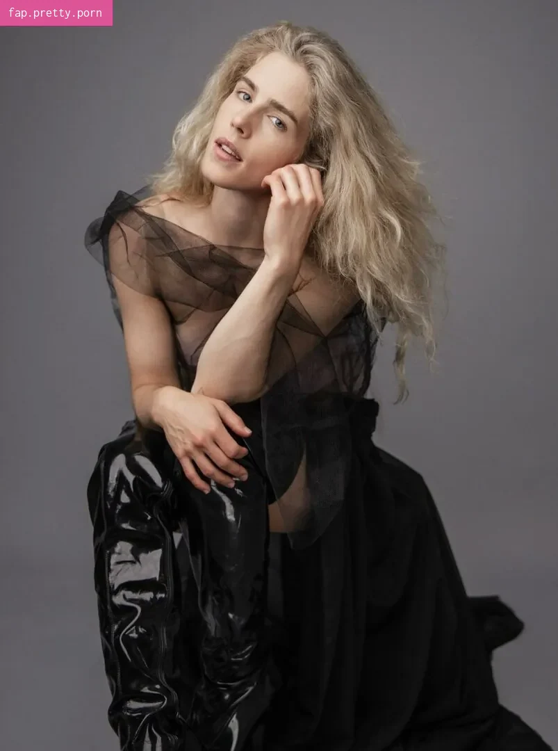Emily Bett Rickards - Photo #18