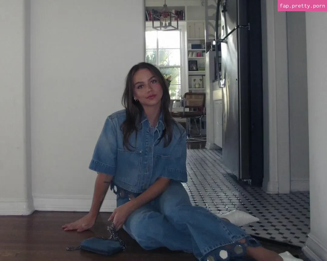 Emma Brooks - Photo #15