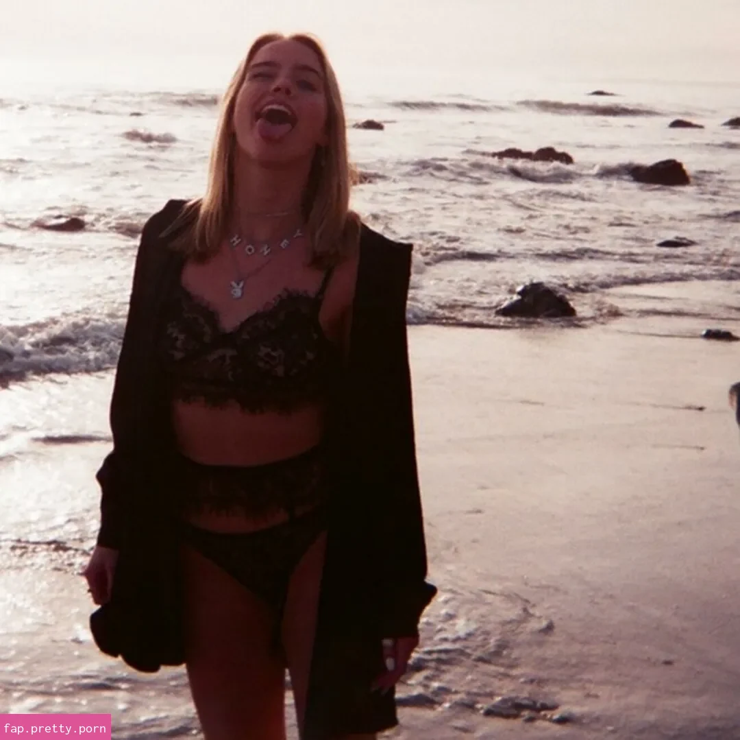 Emma Brooks - Photo #06