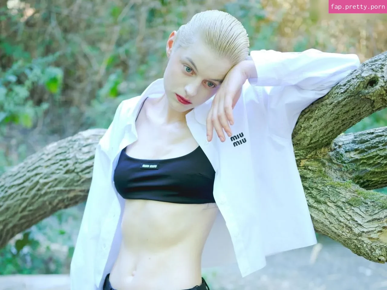 Emma Corrin - Photo #82