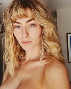 Eve Delf