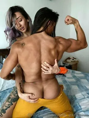 Elik_fitcouplegirls