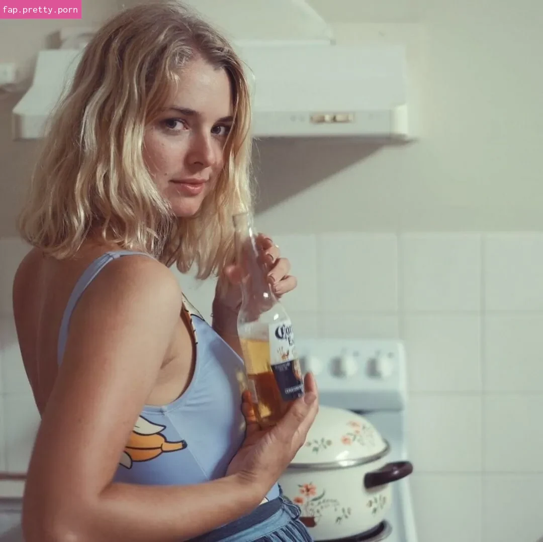 Ellie Gall - Photo #03