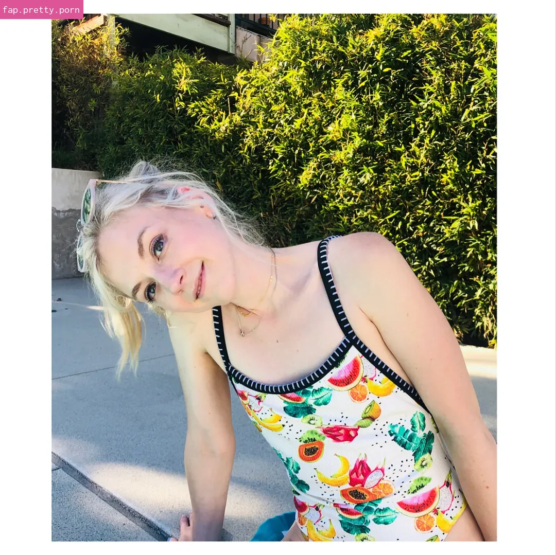 Emily Kinney - Photo #08