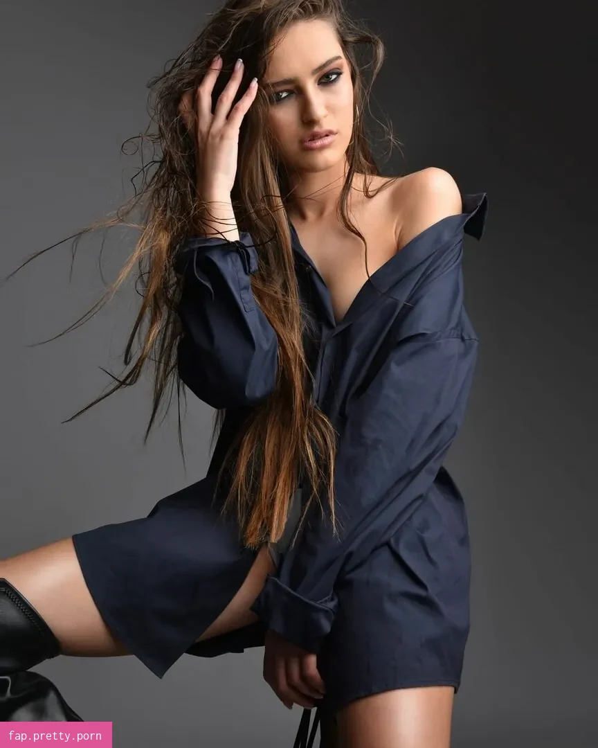 Emily Kuper - Photo #01
