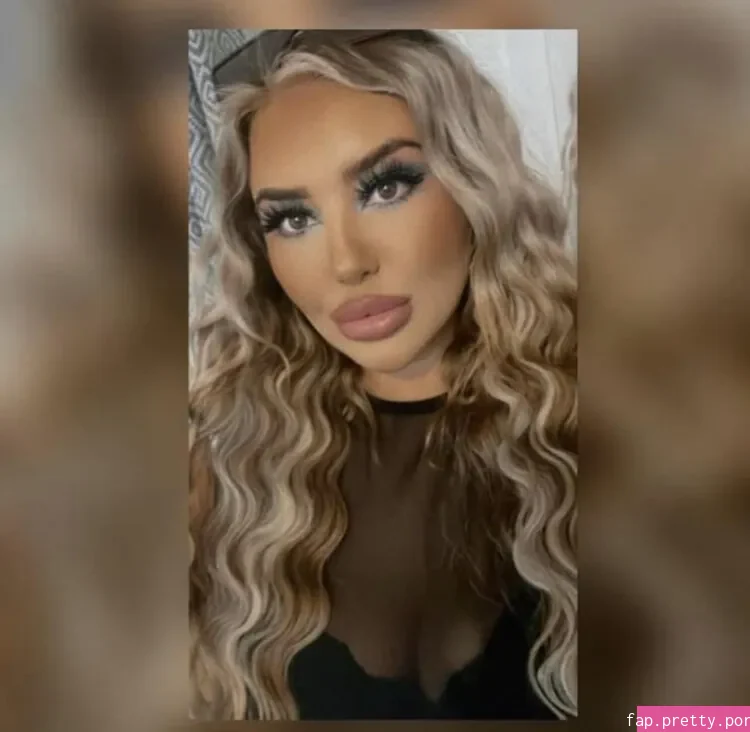 ElleHutchx - Photo #02
