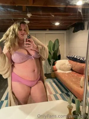 ellesbelly