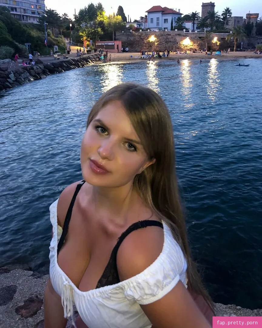Elizabeth M - Photo #18