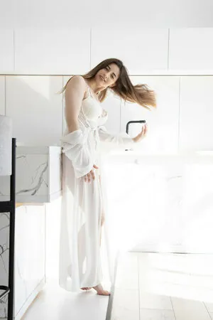 Elle Mira