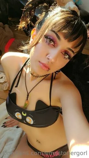 Emostonergorl