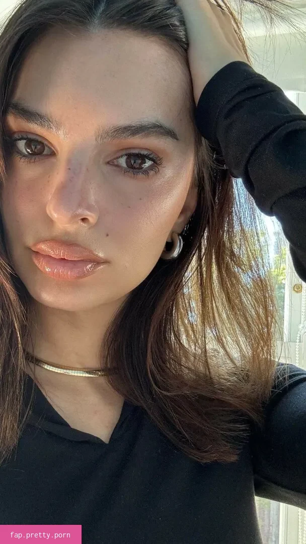 Emily Ratajkowski - Photo #17