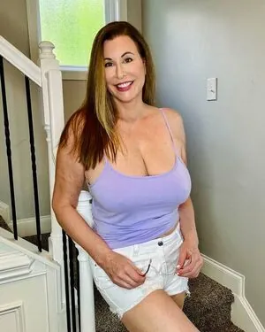 elaina_stjames