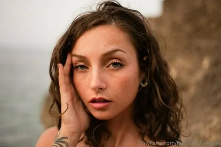 fabiolaholystone