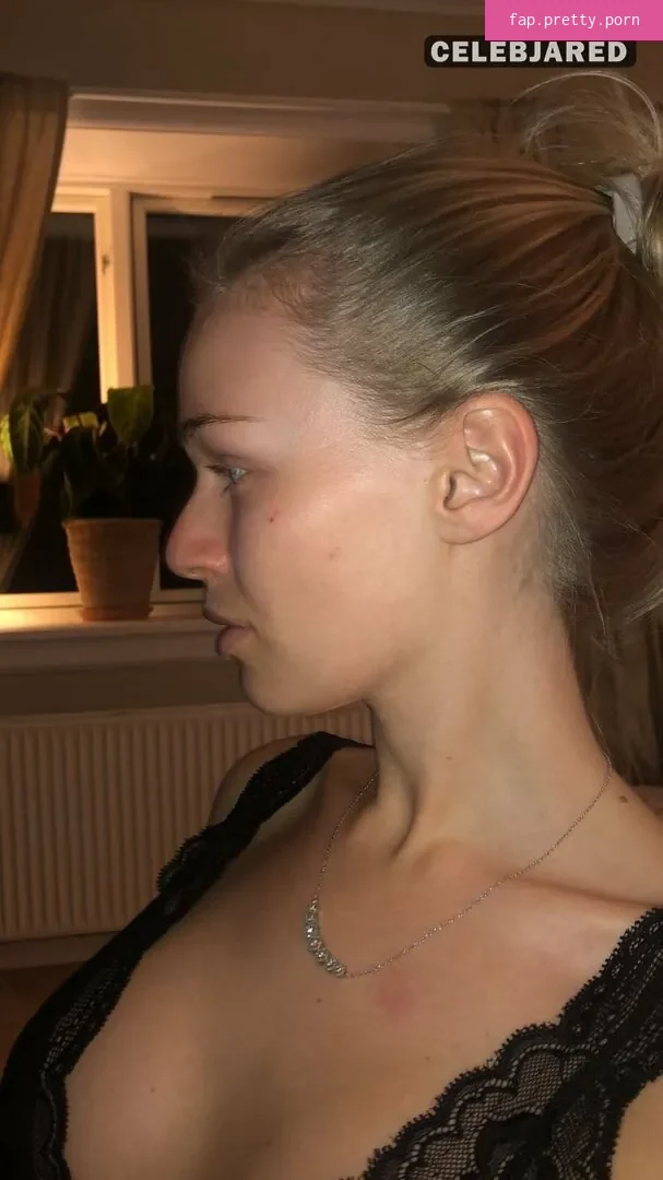 Frederikke Bach - Photo #09