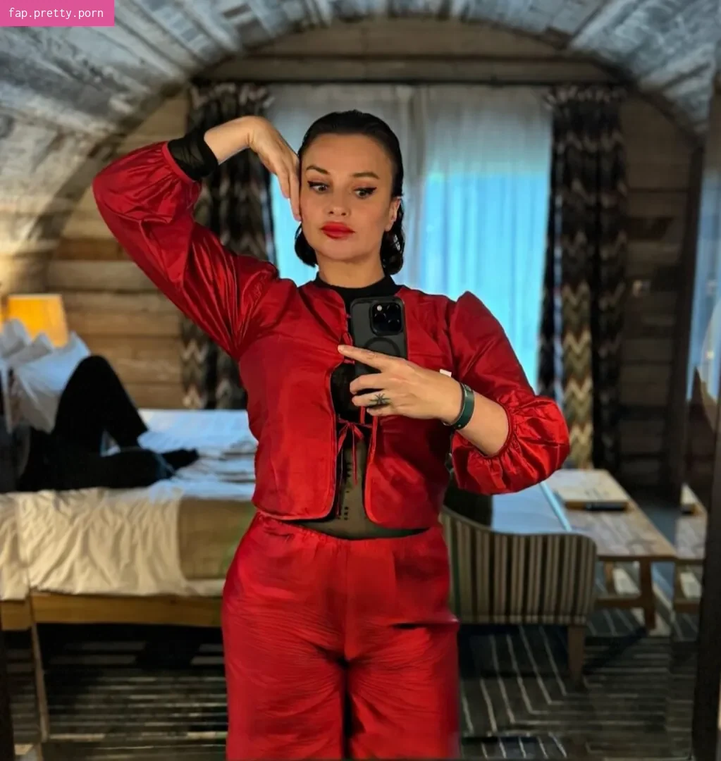 Gizzi Erskine - Photo #13