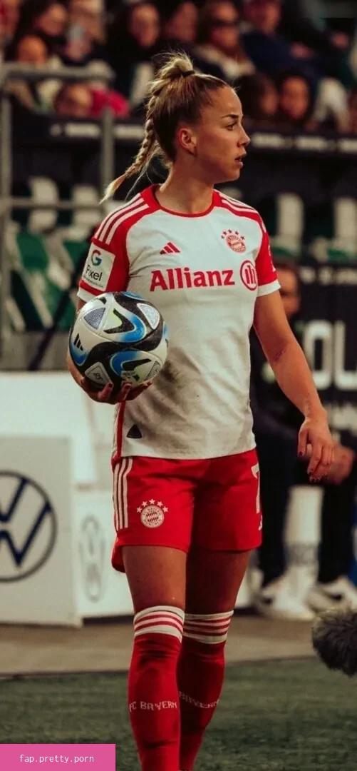 Giulia Gwinn - Photo #30