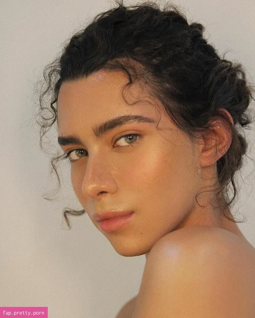 Gabrielle M - Photo #01