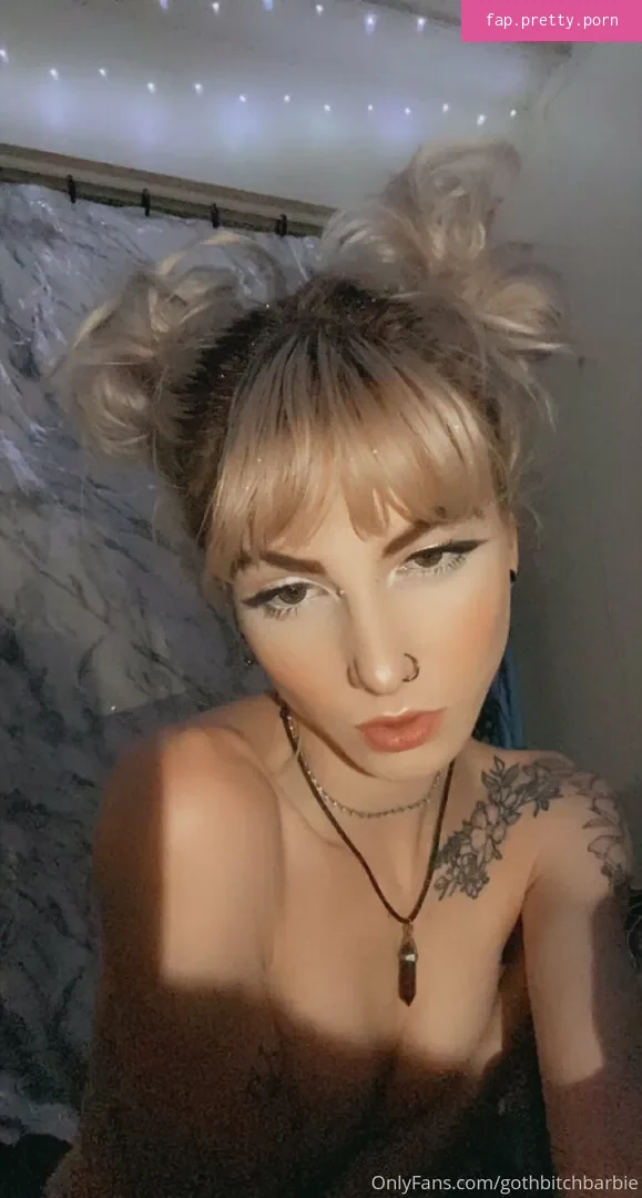 gothbitchbarbie - Photo #01