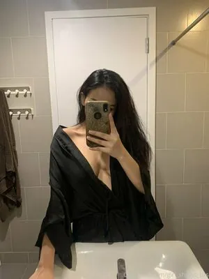 girl_shows_tits