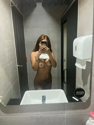girl_shows_tits