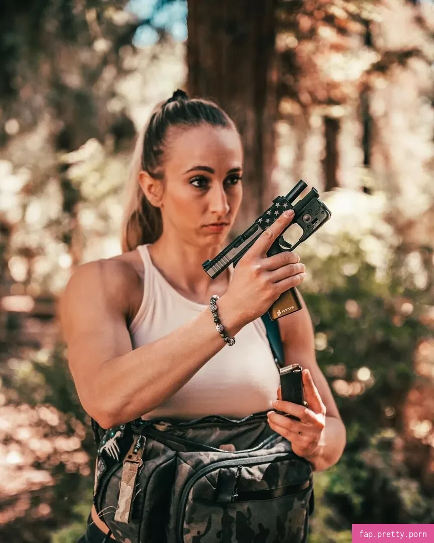Girls With Guns - Photo #32