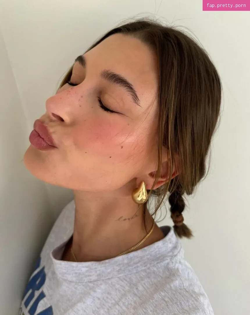 Hailey Baldwin Bieber - Photo #20