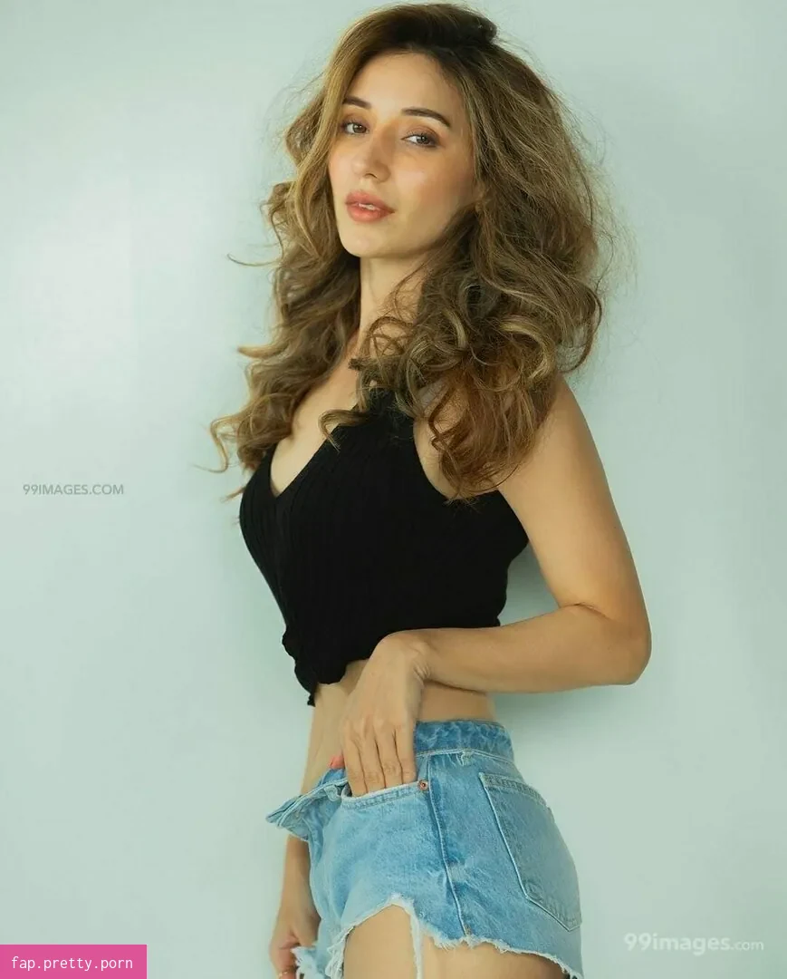 Heli Daruwala - Photo #42