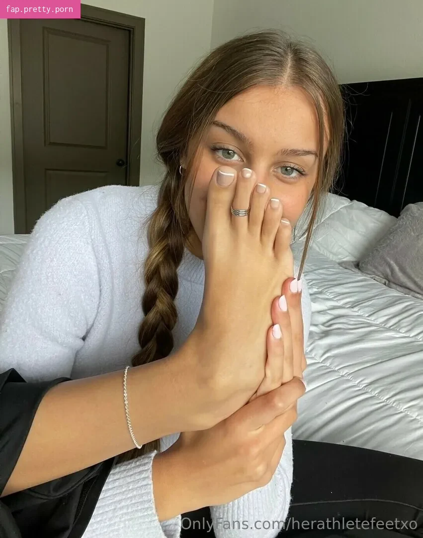 HerAthleteFeet - Photo #12