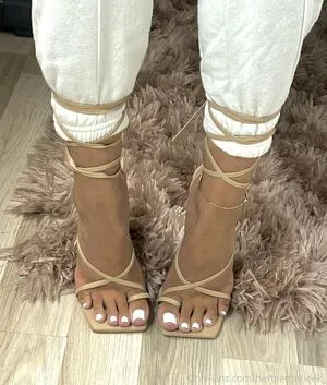 herfeetonfleek_