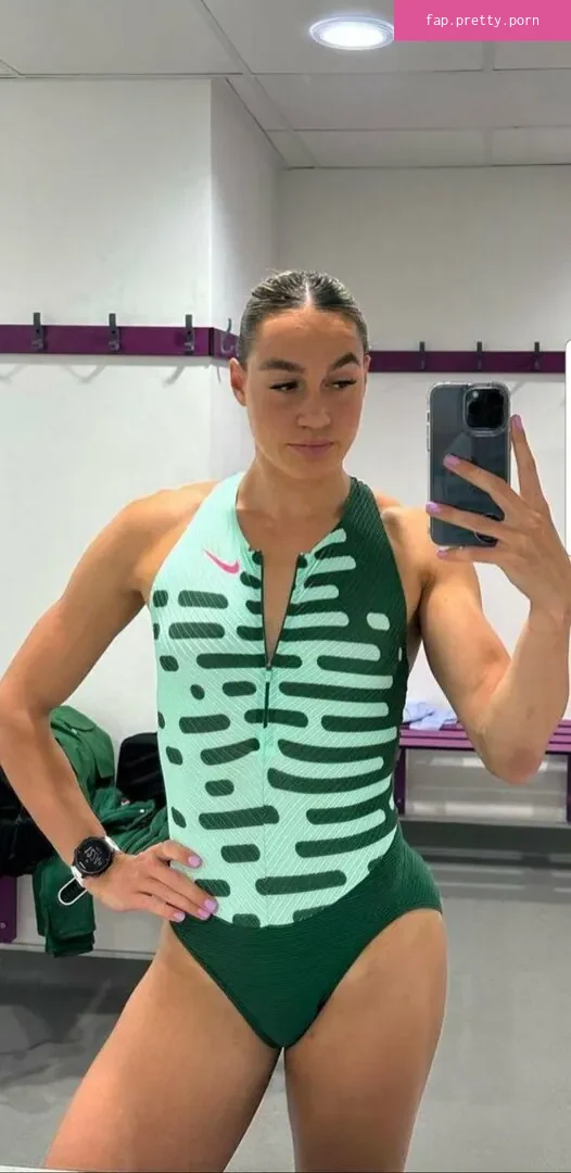 Holly Mills - Photo #01