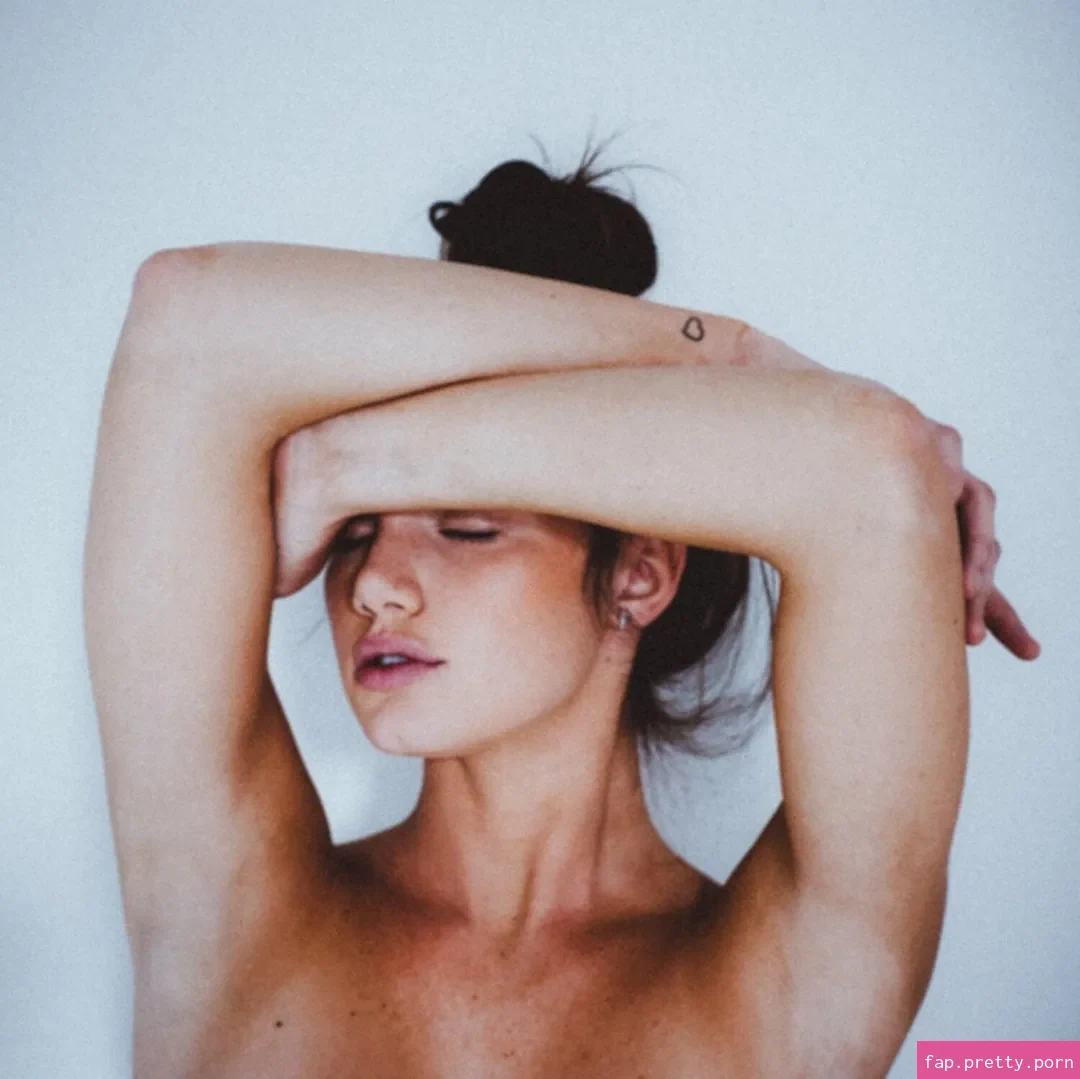Hailey Outland - Photo #09