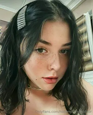 hollymollynextdoor