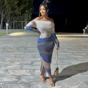 Hourglassebony23