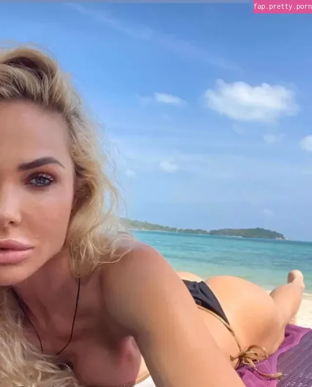 Ilary Blasi - Photo #13