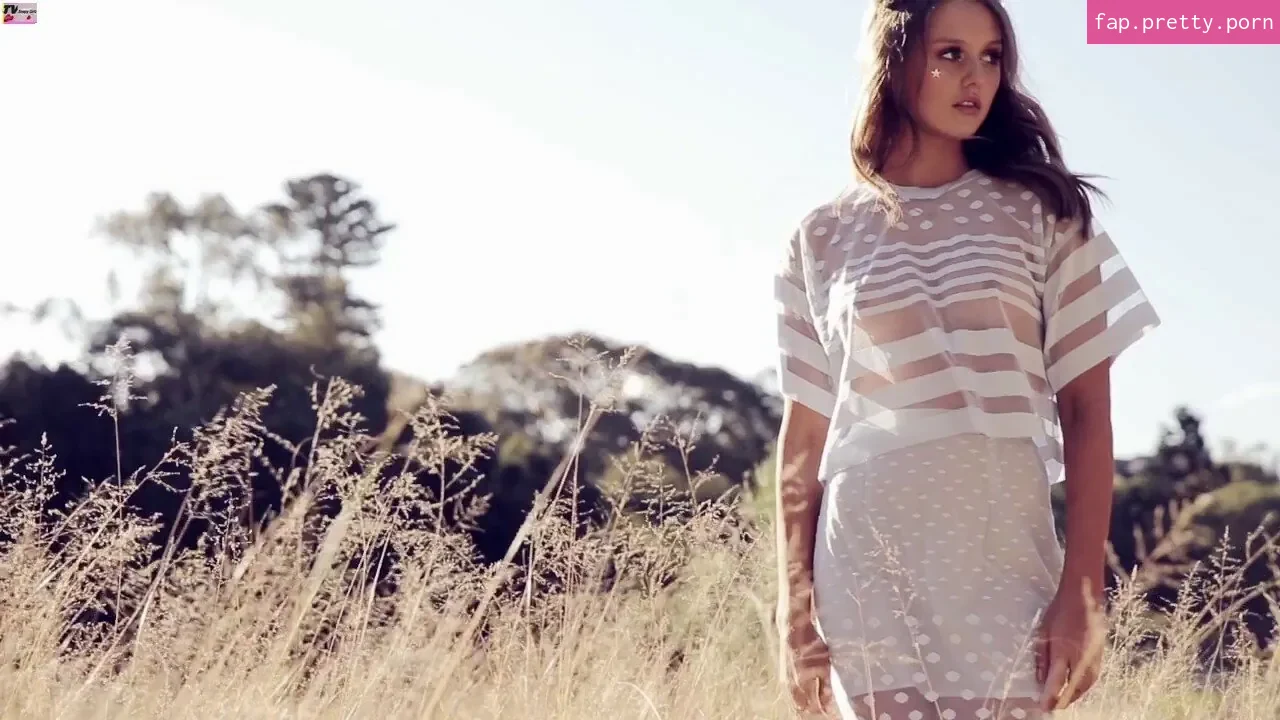 Isabelle Cornish - Photo #50
