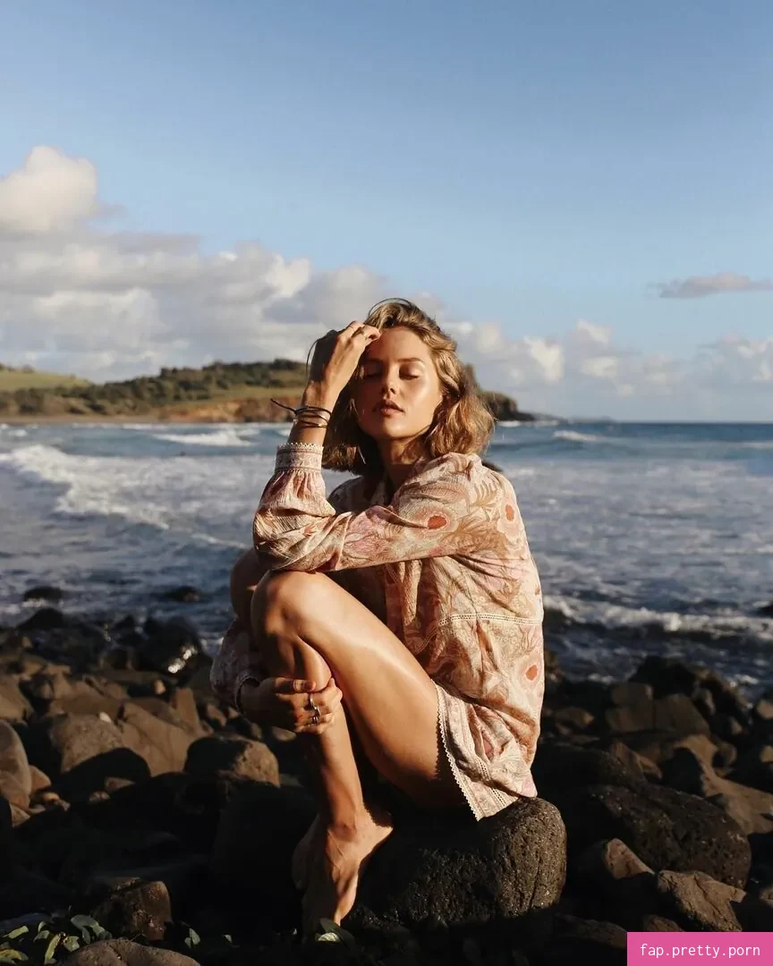 Isabelle Cornish - Photo #17