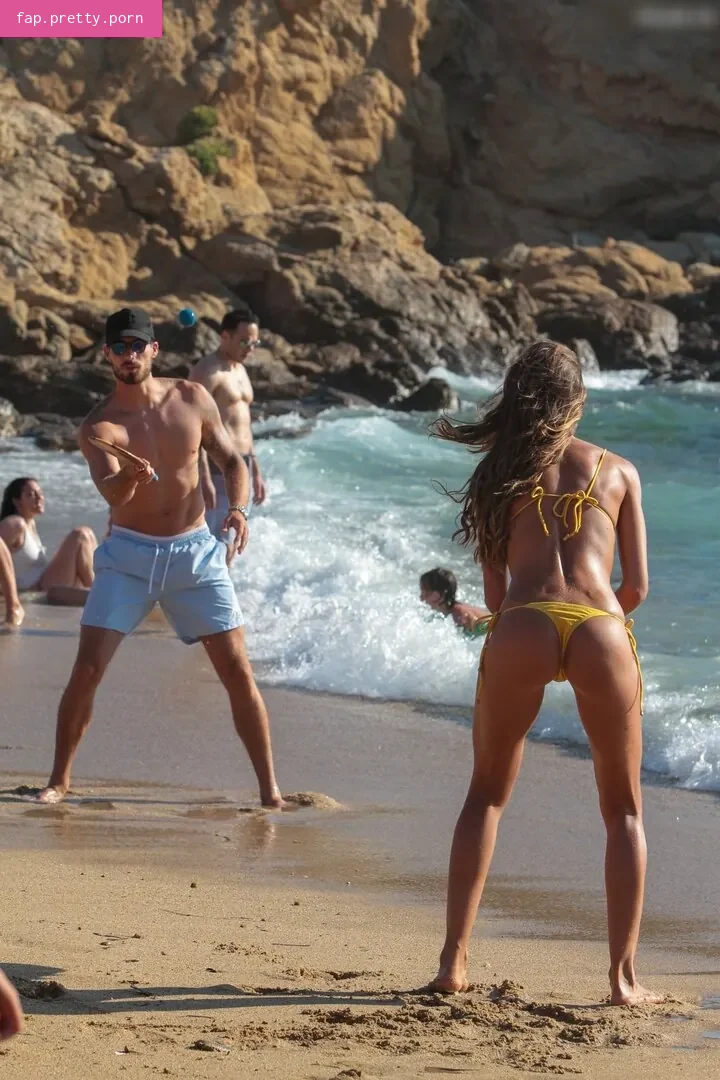 Izabel Goulart - Photo #29