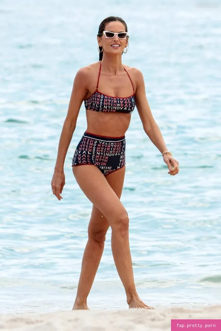 Izabel Goulart - Photo #15
