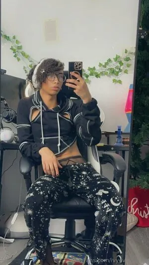 ivyevescarlet