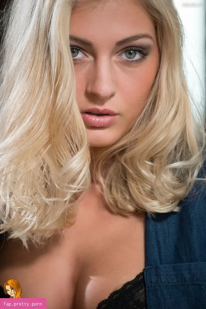 Julia Benesch - Photo #32