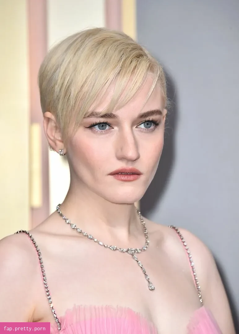 Julia Garner - Photo #09
