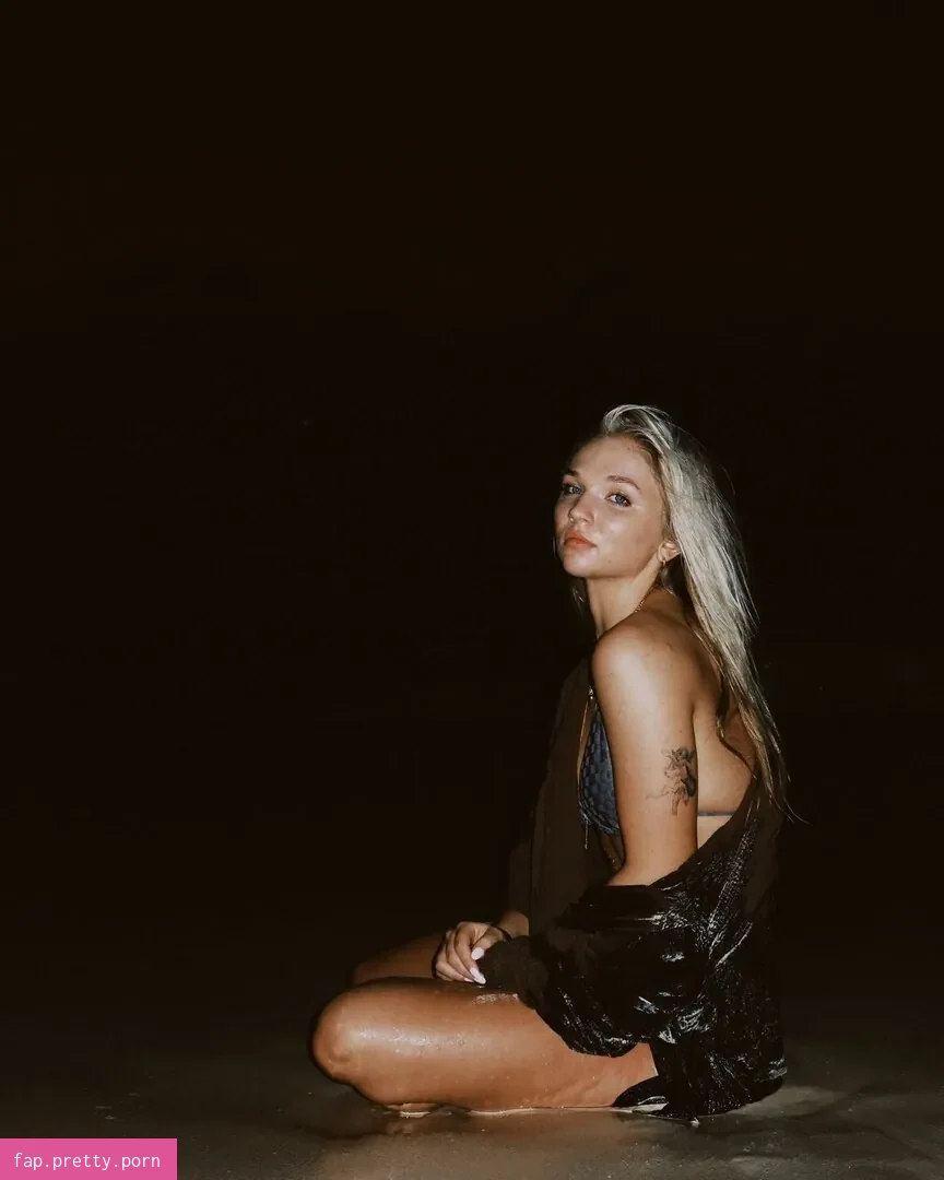 Julia Hart - Photo #12