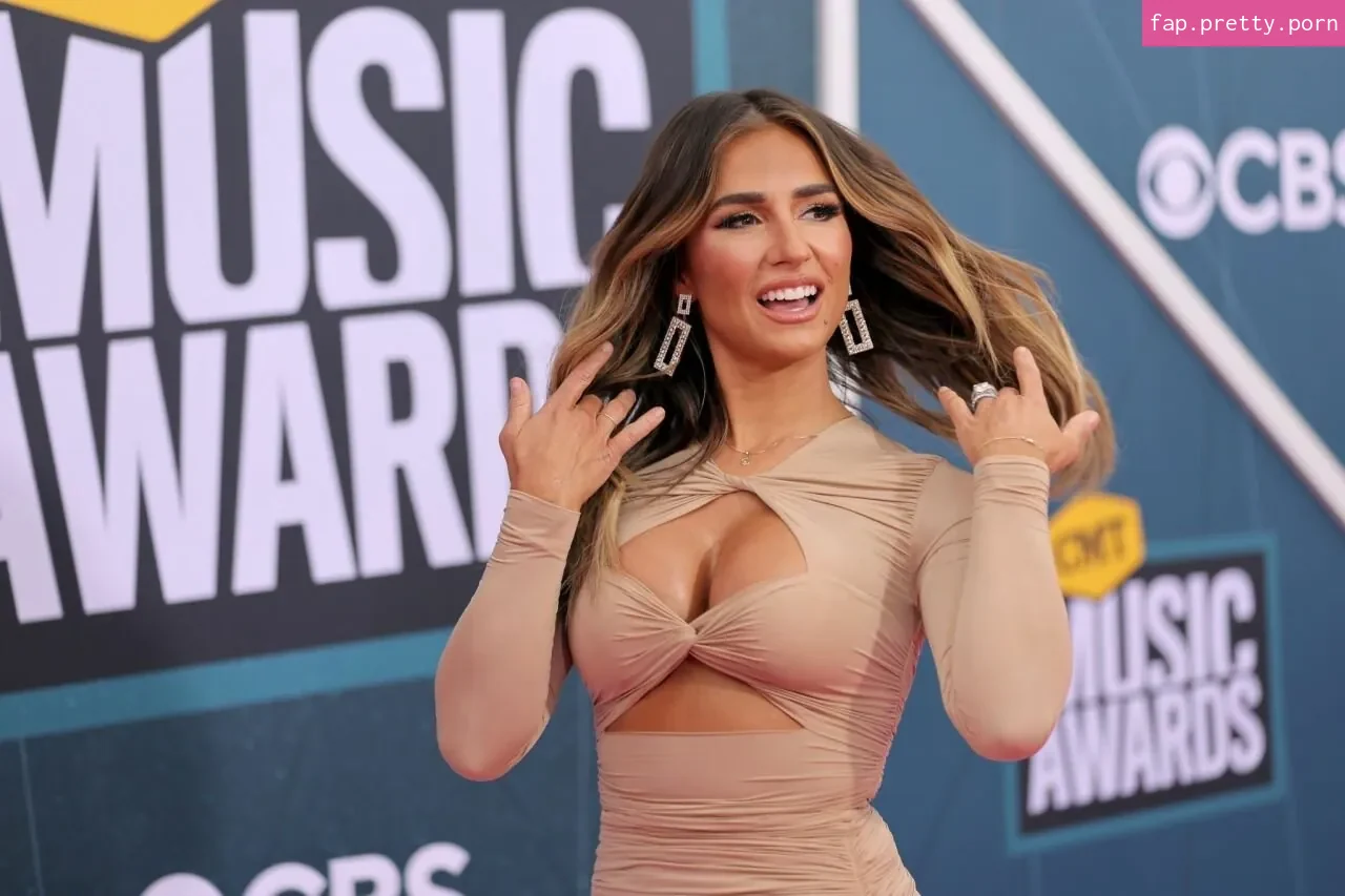 Jessie James Decker - Photo #01