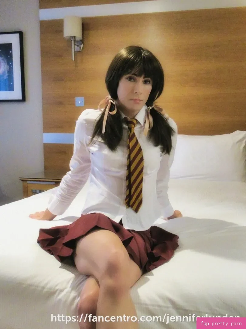 Jennifer Lunden - Photo #01