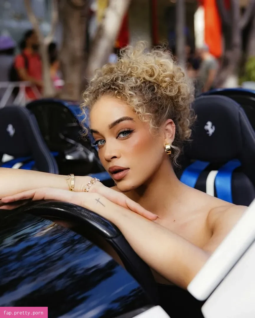 Jasmine Sanders - Photo #00