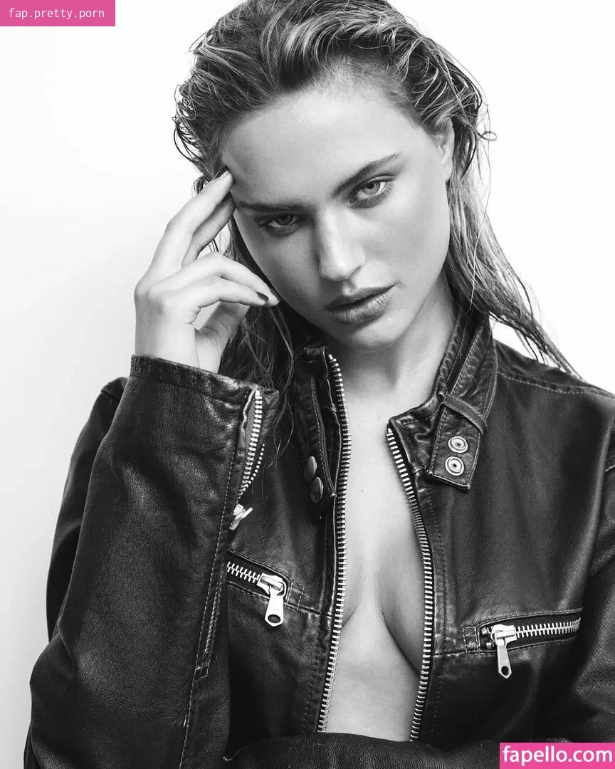 Julia Van Hest - Photo #21