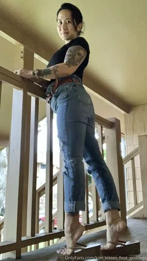 kim_kisses_foot_goddess