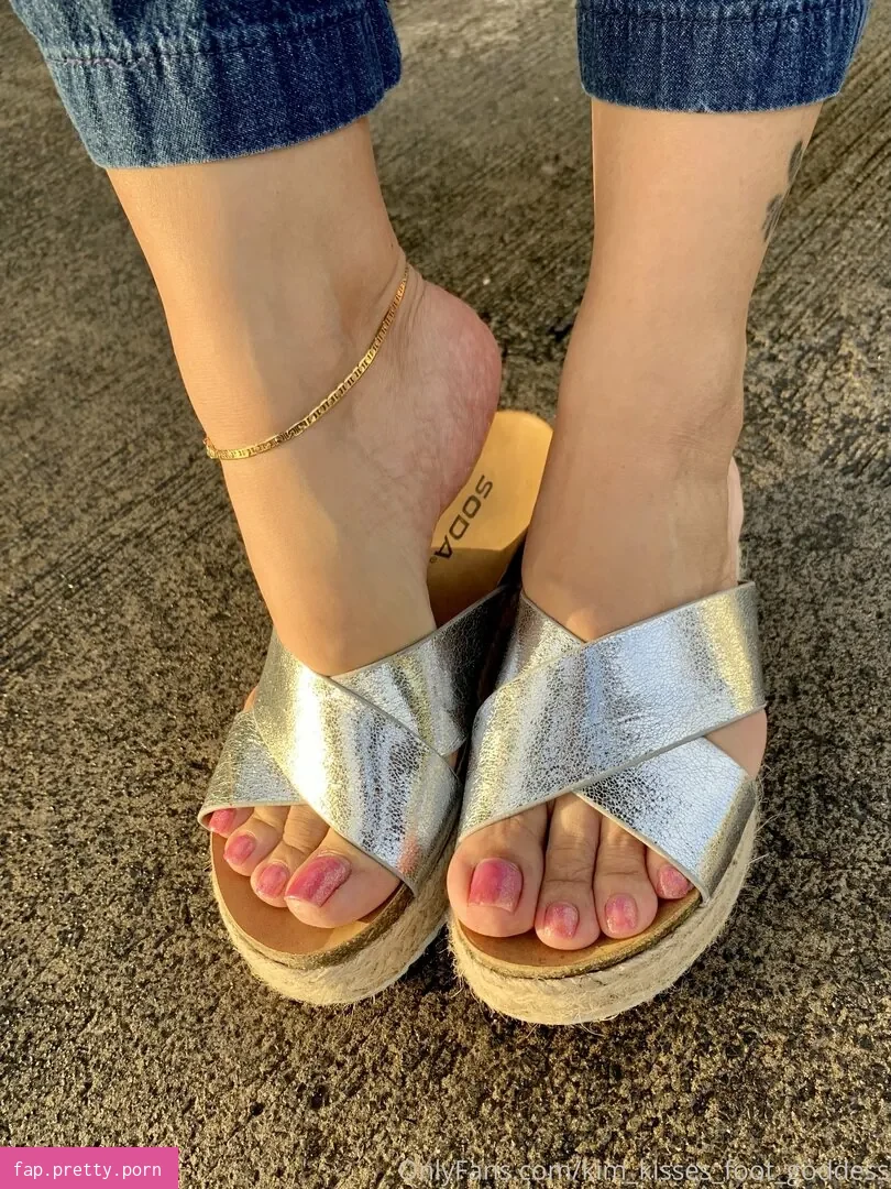 kim_kisses_foot_goddess - Photo #62
