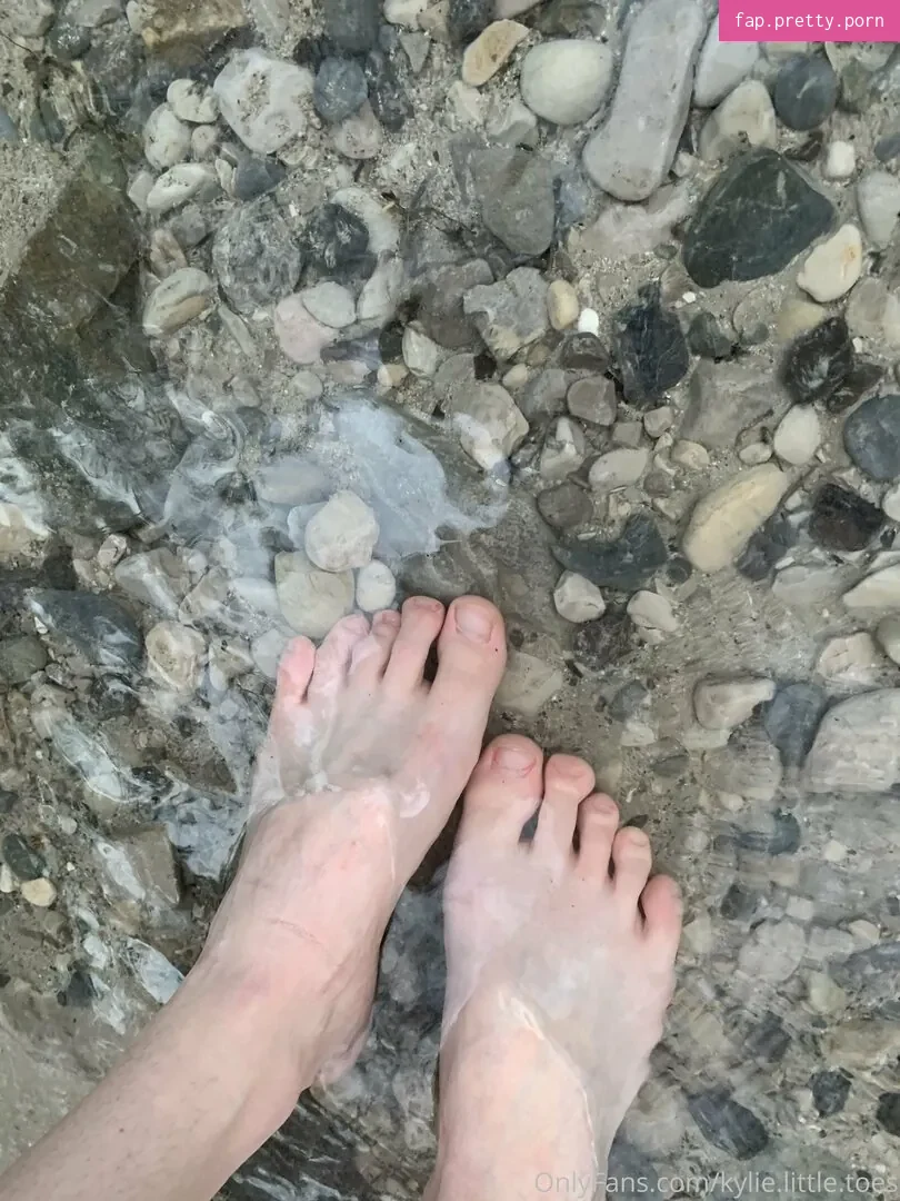 kylie.little.toes - Photo #34